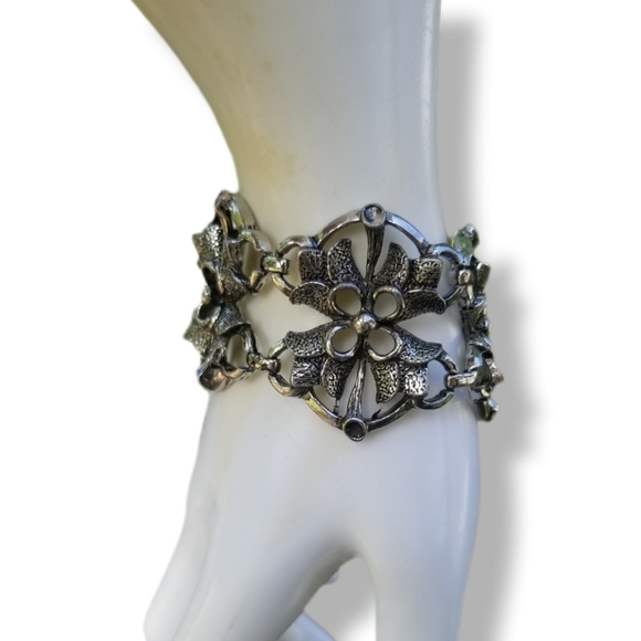 VINTAGE ANTIQUED SILVERTONE FLORAL DESIGN PANEL STYLE CHAIN BRACELET - Picture 2 of 8